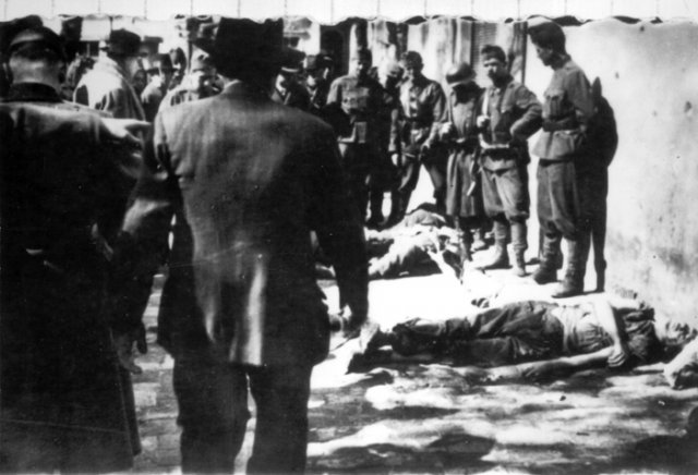 Magyar katonák az utcán heverő civil halottak mellett (Forrás: Magyar Nemzeti Múzeum/87.830)
